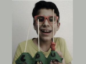 Foto de estudiante del programa Primaria Incluyente jugando mientras aprende matemáticas