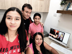 Familia del Cibercolegio participando en actividades programadas por la institución