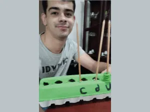 Foto de estudiante del programa Primaria Incluyente jugando mientras aprende matemáticas