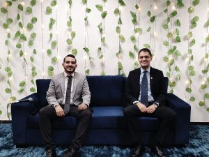 Fotografía de dos de los presentadores del evento