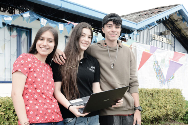 Imagen estudiantes Cibercolegio