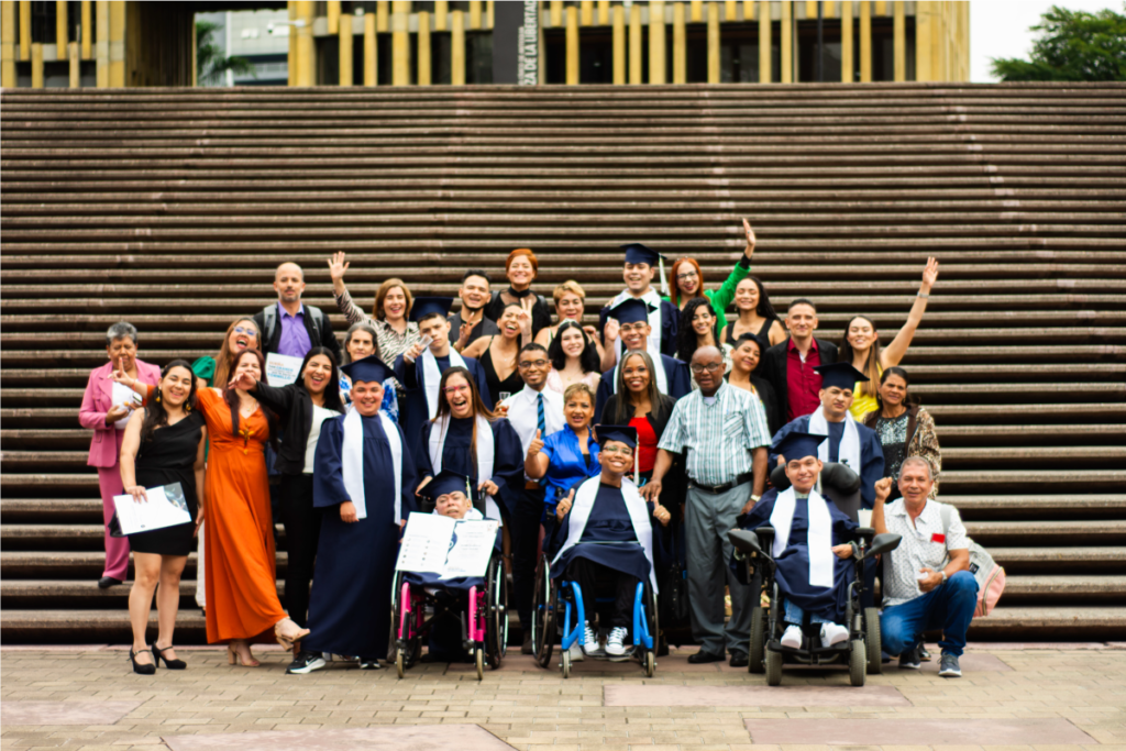 Grupo de estudiantes y padres de familia del programa Primaria Incluyente en la ciudad de Medellín