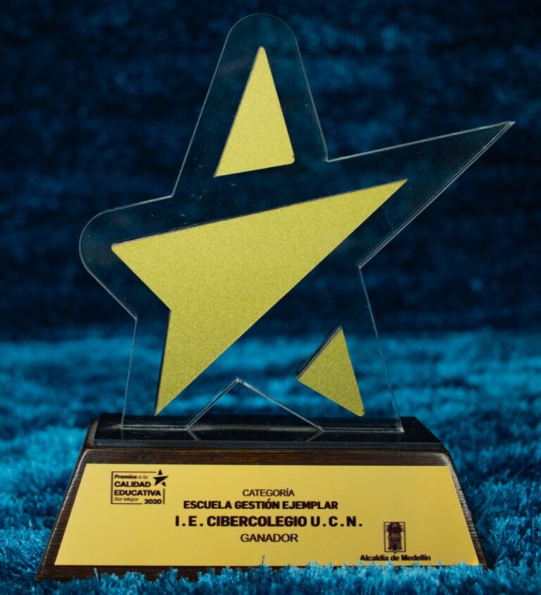 Recocnomiento al Cibercolegio con el premio a la Calidad Educativa.