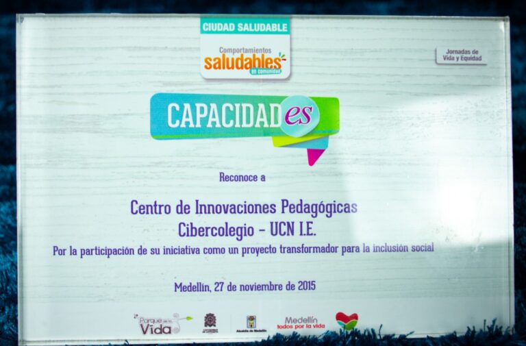 Reconocimiento al Cibercolegio en el año 2015.