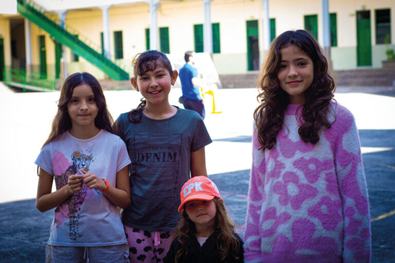 Cuatro niños en un ambiente escolar.
