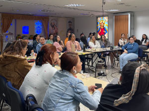 Se observa en un plano general al equipo de primaria incluyente. 