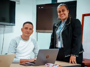 Dos profes sonriendo a la cámara. 