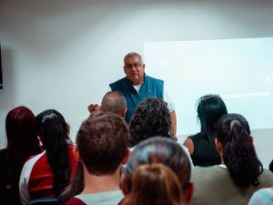 Plano medio corto de padre Germán de frente en exposición 