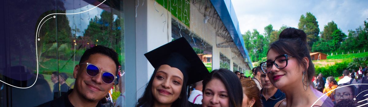 Foto de estudiante graduada con su madre y docentes, acompañada de la farse 