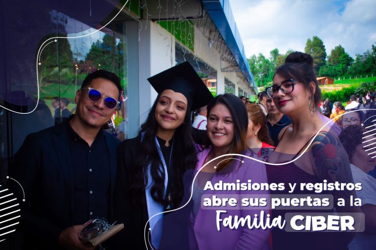 Foto de estudiante graduada con su madre y docentes, acompañada de la farse "Admisiones y registros abre sus puertas a la familia Ciber".