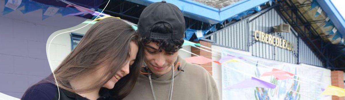 Dos jovenes sonriendo en el celular, con la frase 