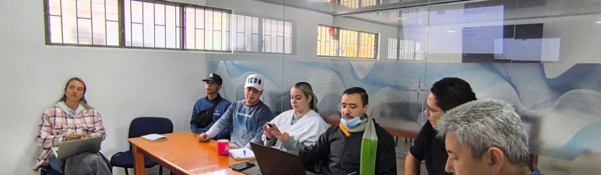 Fotografía donde se observa a los integrantes del equipo de comunicaciones de la universidad Católica del Norte y el Cibercolegio.