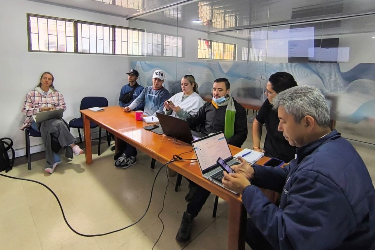 Fotografía donde se observa a los integrantes del equipo de comunicaciones de la universidad Católica del Norte y el Cibercolegio.
