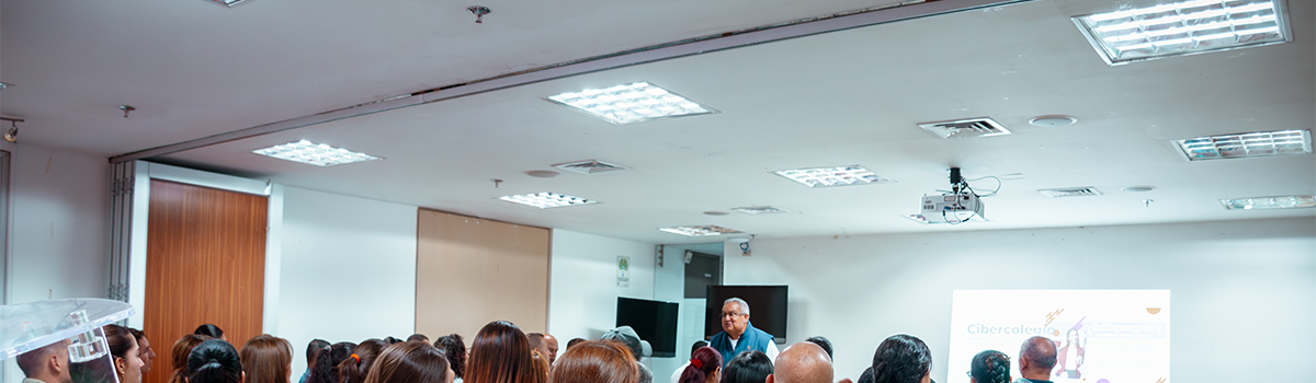 Plano general del padre German hablando y las familias escuchando