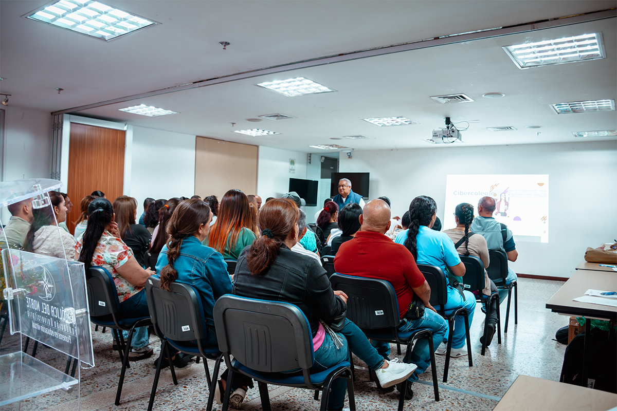 Plano general del padre German hablando y las familias escuchando