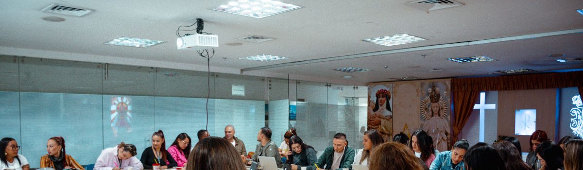 Se observa en la fotografía a todos los docentes en un plano general.