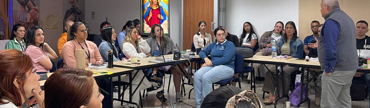 Se observa al padre rector en exposición