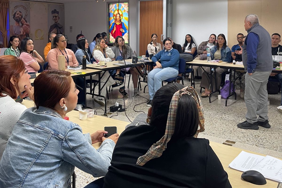 Se observa al padre rector en exposición