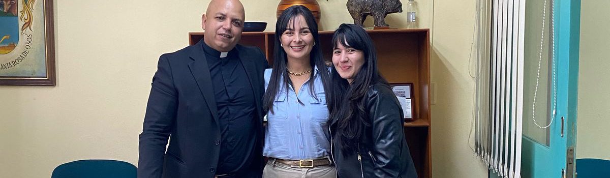 Foto del padre Jaime y dos mujeres que conforman el equipo de la casa de la mujer