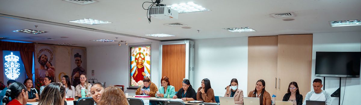 Plano general donde se observan los profes de Primaria incluyente.