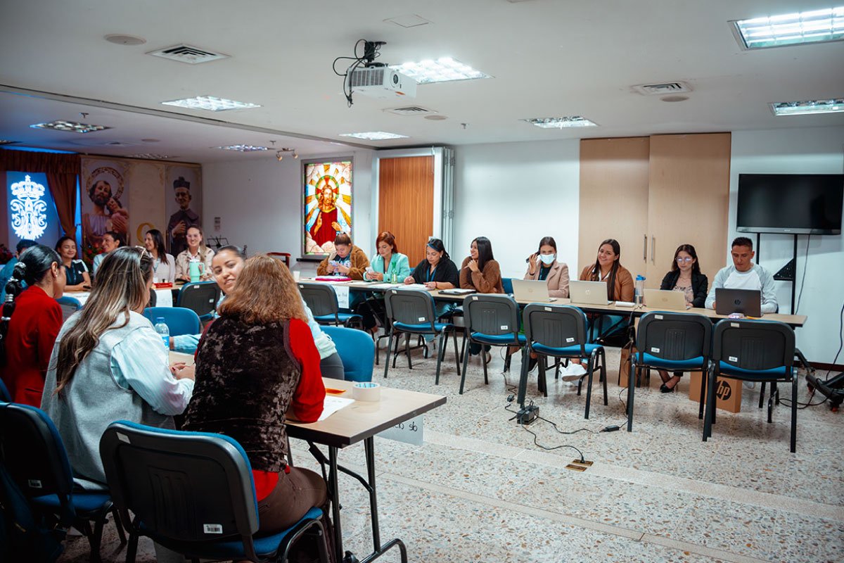 Plano general donde se observan los profes de Primaria incluyente.