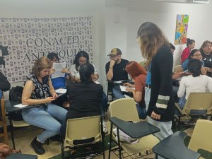 Docenetes realizando actividad con Psícologos