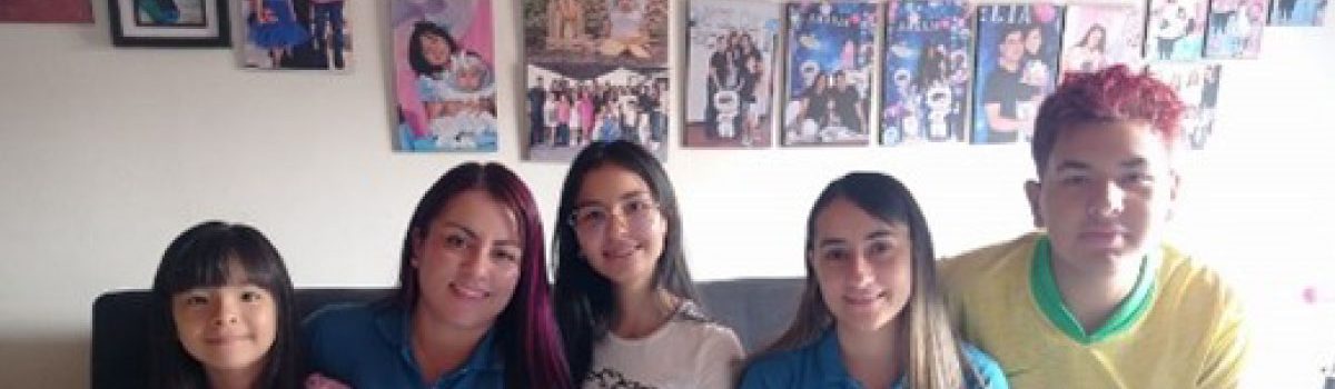 Fotografía de las psicóloga Luisa y Monica con estudiantes