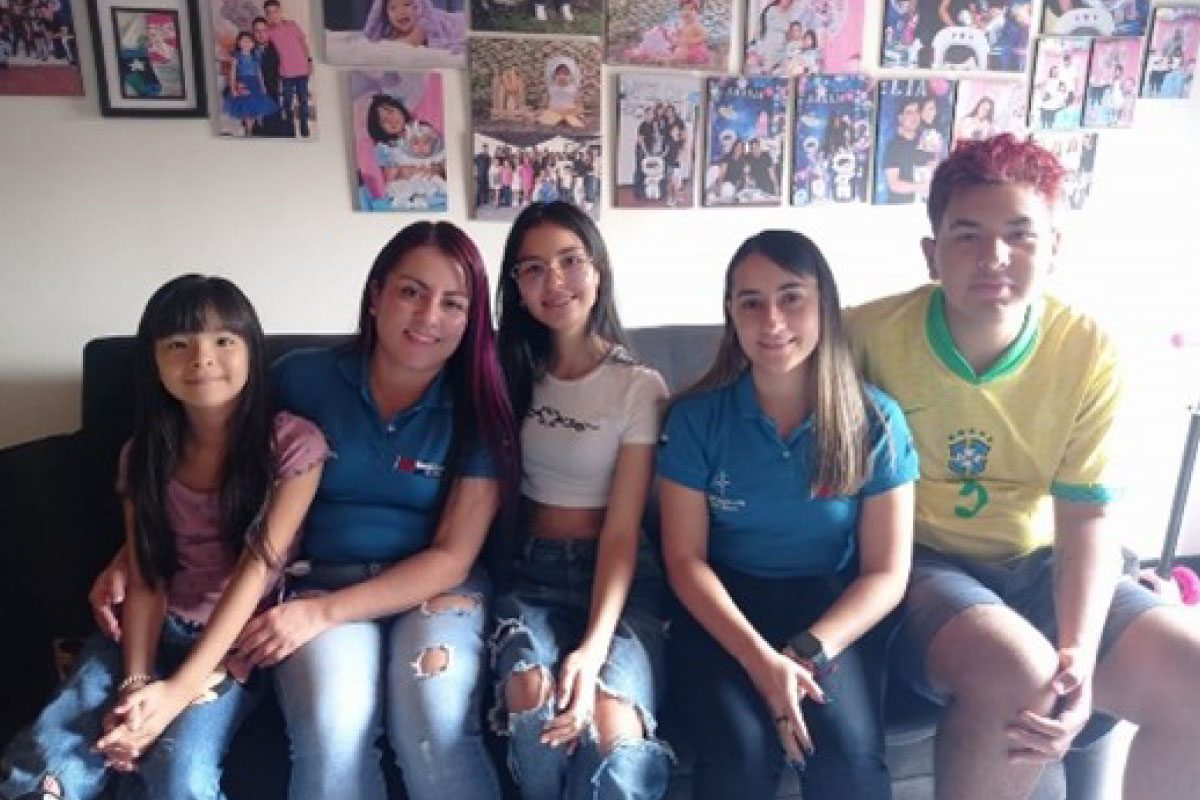 Fotografía de las psicóloga Luisa y Monica con estudiantes