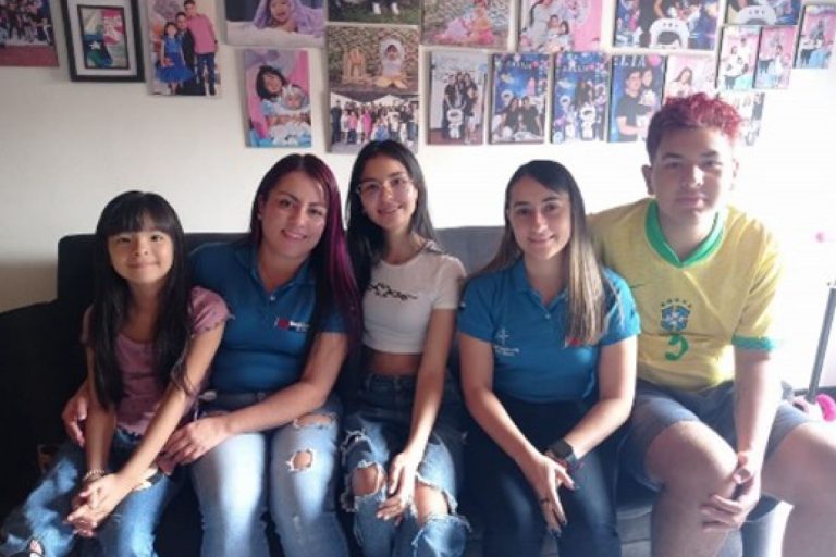 Fotografía de las psicóloga Luisa y Monica con estudiantes
