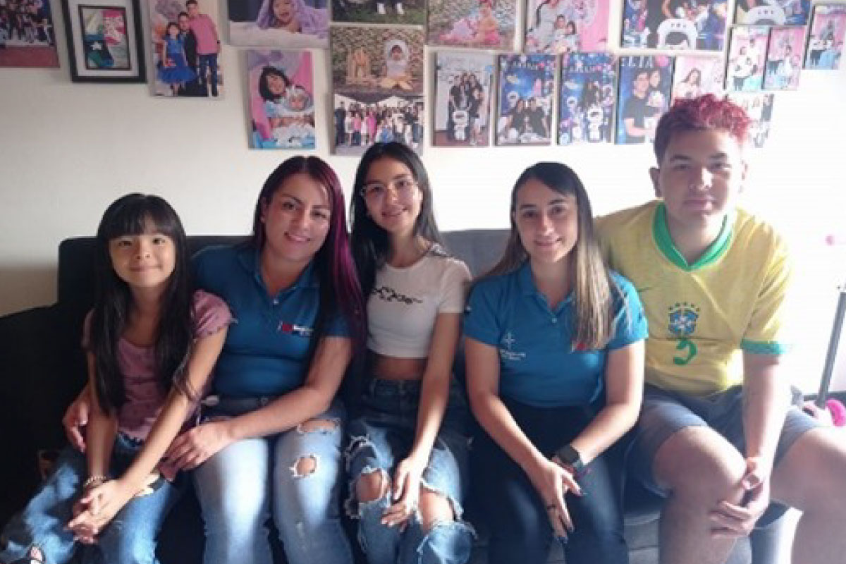 Fotografía de las psicóloga Luisa y Monica con estudiantes