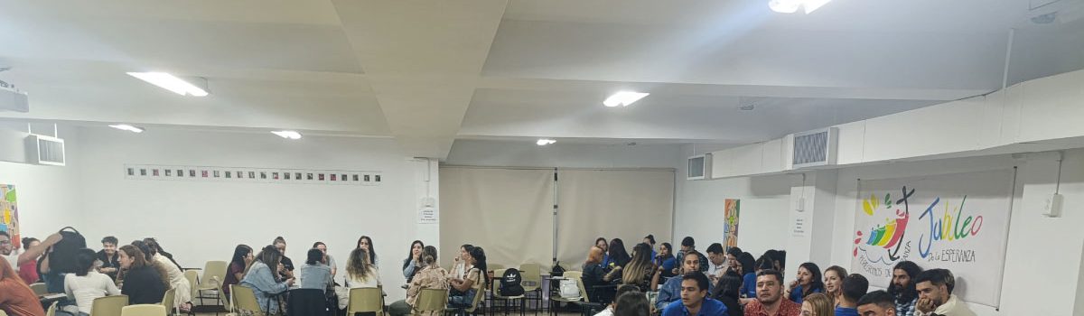 Plano general donde se observan a los docentes