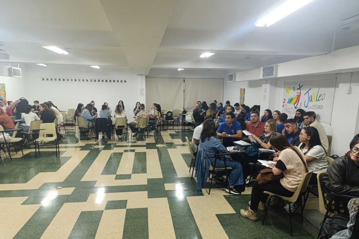 Plano general donde se observan a los docentes