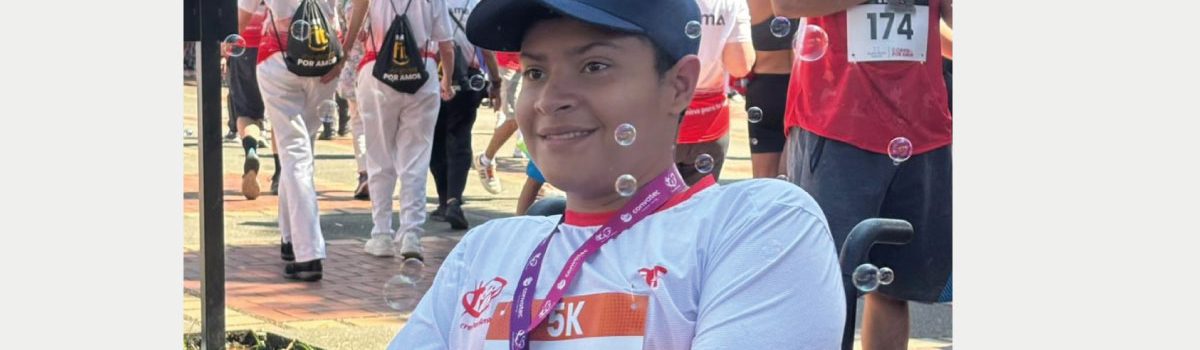 Foto de estudiante de Primaria Incluyente en evento 
