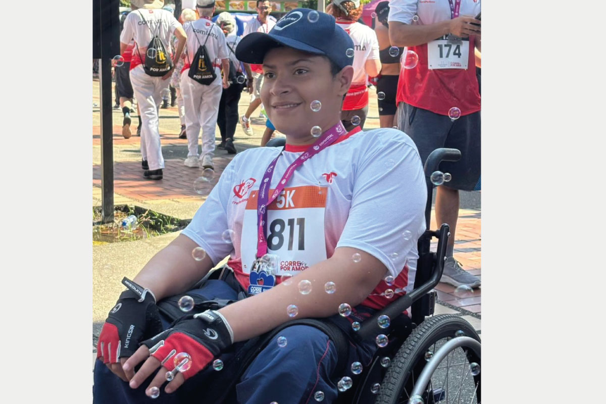 Foto de estudiante de Primaria Incluyente en evento "Corre con amor"