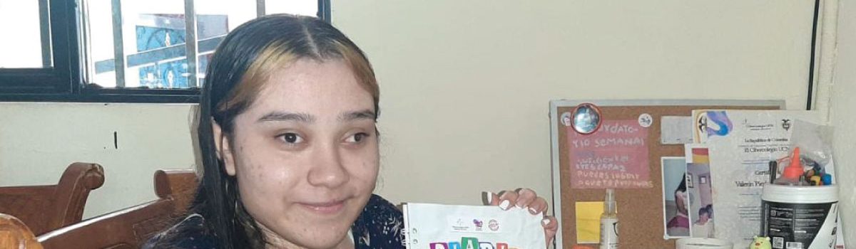 Foto de estudiante de Primaria Incluyente con su diario