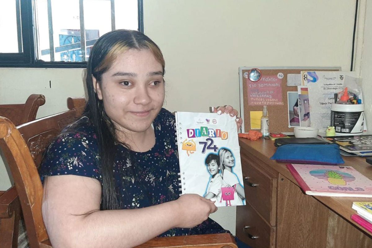Foto de estudiante de Primaria Incluyente con su diario