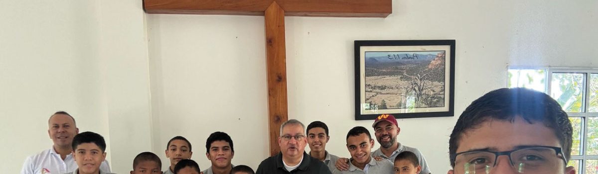Foto grupal del padre rector y los niños