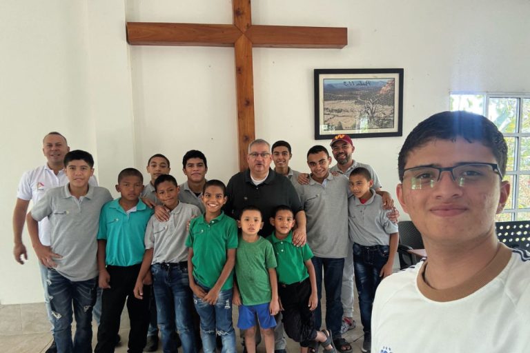 Foto grupal del padre rector y los niños