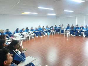 Estudiantes en salón de clase