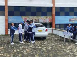 Estudiantes realizando actividad fuera del salón de clase
