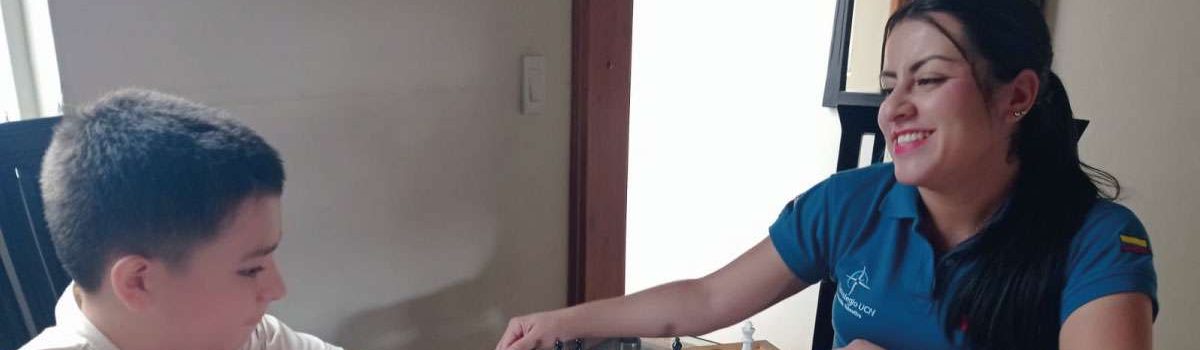 Docente y estudiante jugando ajedrez