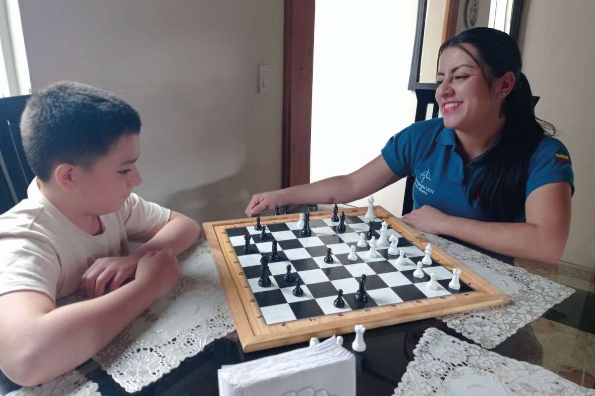 Docente y estudiante jugando ajedrez