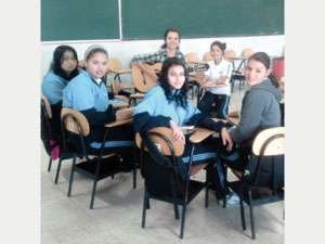 imagen1-singing-in-class