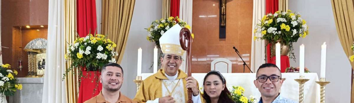 Fotografía de los docentes en compañía de Sacerdote