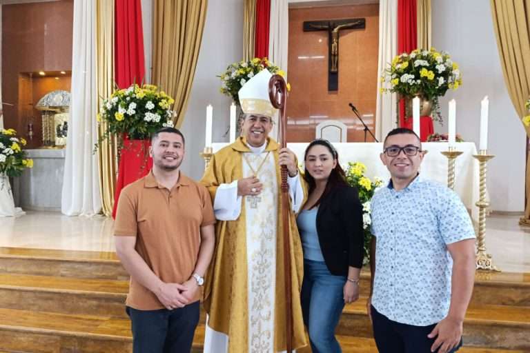 Fotografía de los docentes en compañía de Sacerdote