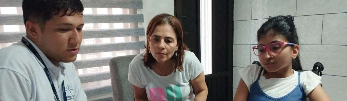 Fotografía del mediador pedagógico en compañía de una estudiante y su acudiente.