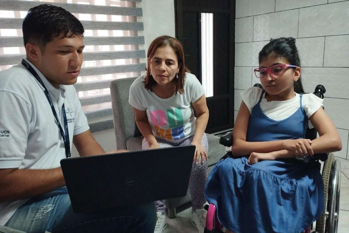 Fotografía del mediador pedagógico en compañía de una estudiante y su acudiente.