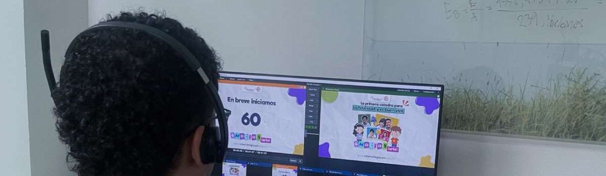 Integrante del equipo de innovaciones frente a su computador en la plataforma Vmix