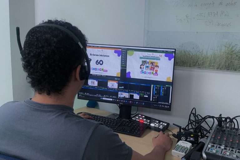 Integrante del equipo de innovaciones frente a su computador en la plataforma Vmix