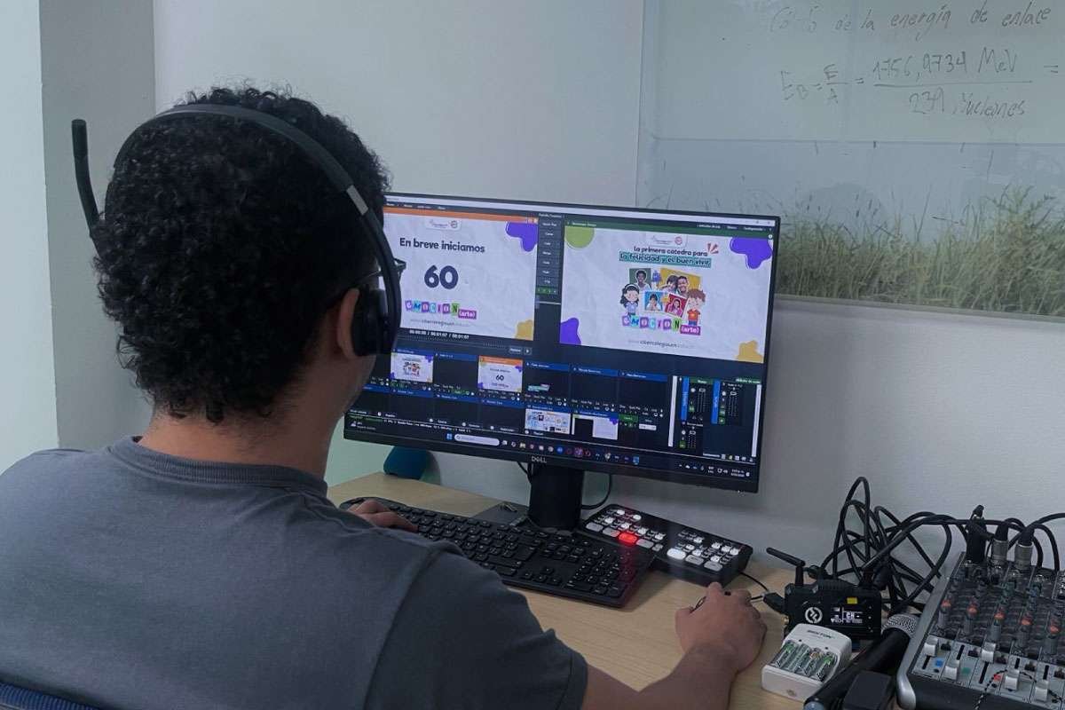Integrante del equipo de innovaciones frente a su computador en la plataforma Vmix